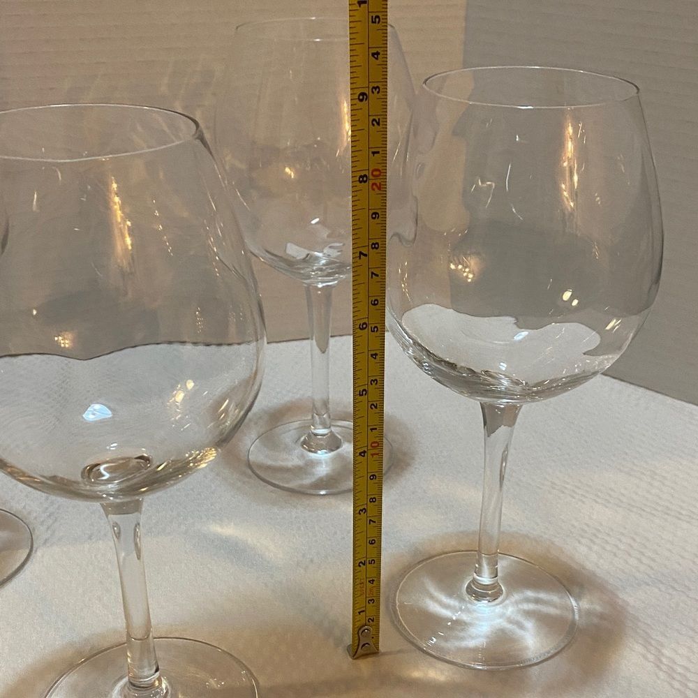 Pier 1 Elegant Swirl Clear Wine Glass Set (4) - Picture 7 of 11
